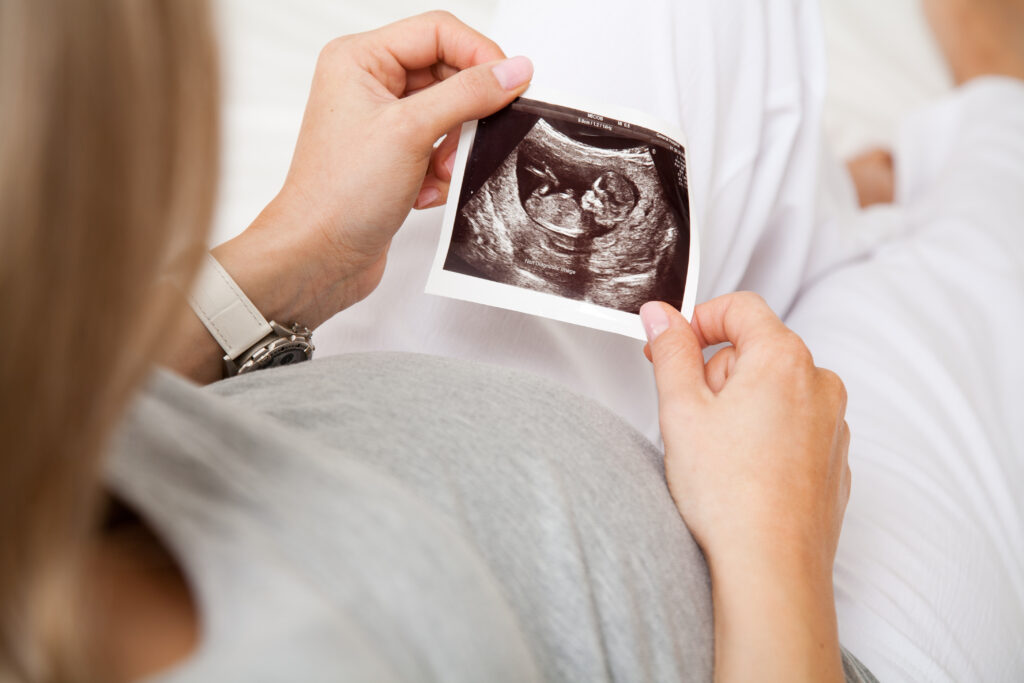 Expertos en reproducción asistida aconsejan no retrasar la gestación más allá de los 35 años
