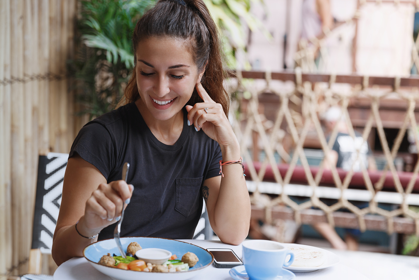Mujer comiendo alimentos saludables dieta para quedar embarazada