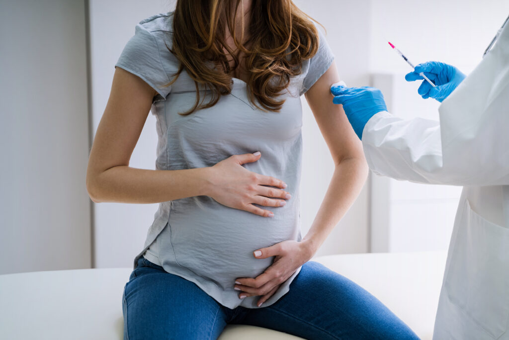 Vacuna contra el COVID-19: ¿Cómo afecta al embarazo, lactancia y fertilidad?