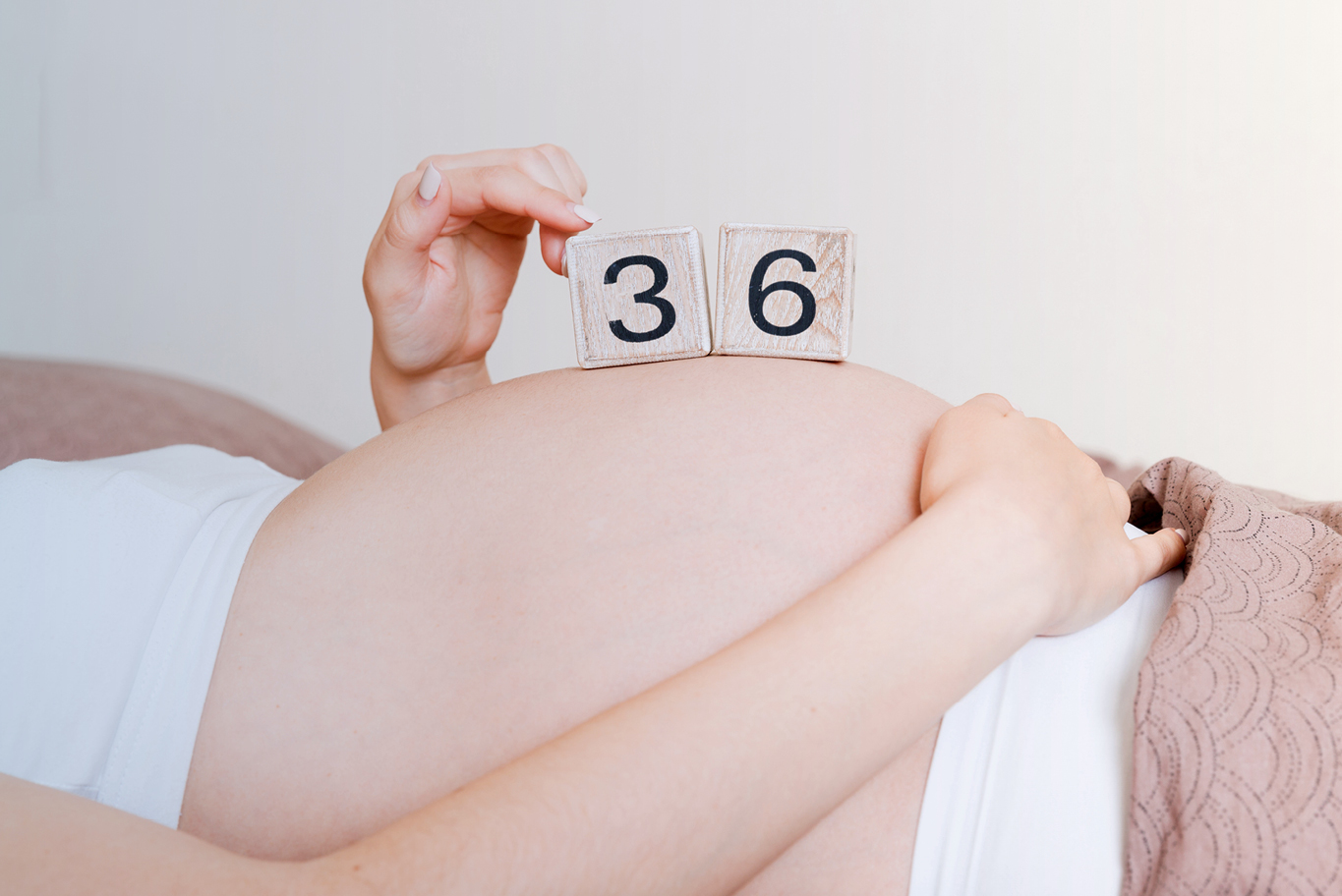 Qué significa el dolor de estómago en el embarazo?